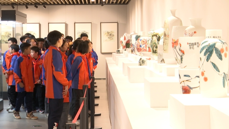 泰師附小東潤分校師生參觀“瓷道”主題藝術展